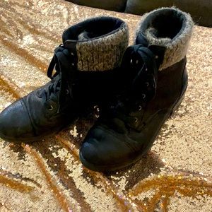 Black boots with cuff